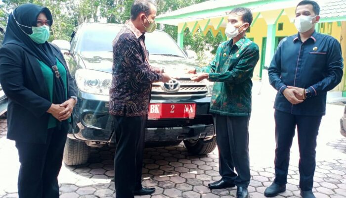 Ketua DPRD dr Riski Kembalikan Satu Unit Mobil Dinas BK 2 NX