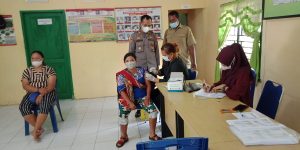 Polsek Kotarih Melaksanakan Pengamanan Vaksinasi Di Kantor Desa Sialtong