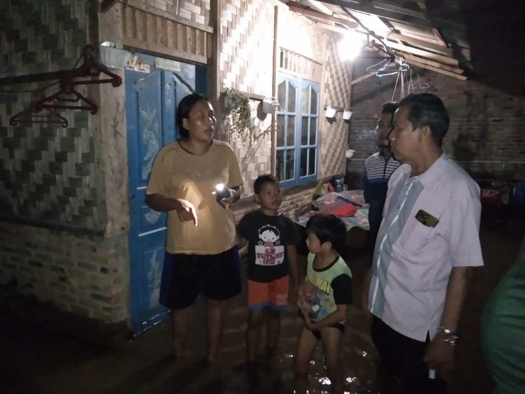 Hairul Sani Anggota DPRD Deli Serdang Fraksi Grindra Sambangi Warga Gg. Langgar Yang Terkena Banjir