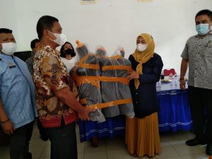 Camat Tanjung Morawa Bersama Dinas Ketenagakerjaan Serahkan Bantuan Alat Usaha