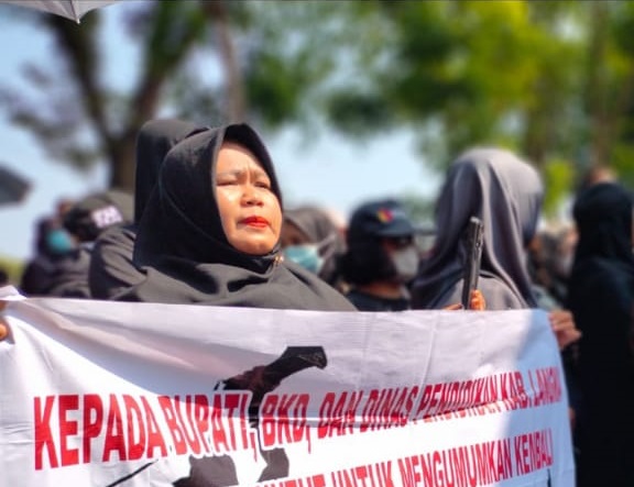 Guru honorer unjukrasa di Kantor Bupati Langkat