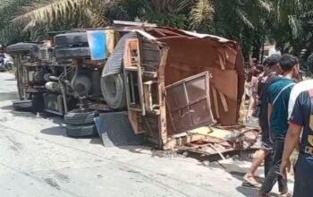 Truk box yang terbalik karena dihantam kereta api.