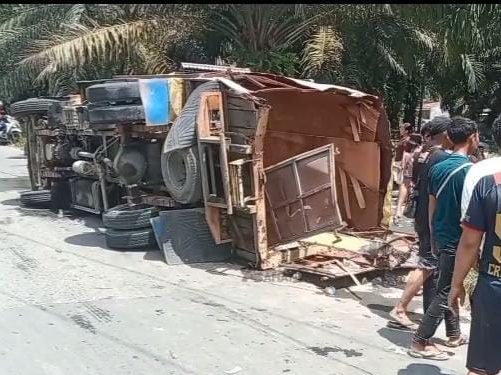 Geger Lagi Di Asahan Kereta Api Hantam Truk Box Muatan Air Mineral