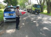 Polantas Polres Batu Bara Kibas Bendera Sore Hari di Jalinsum.