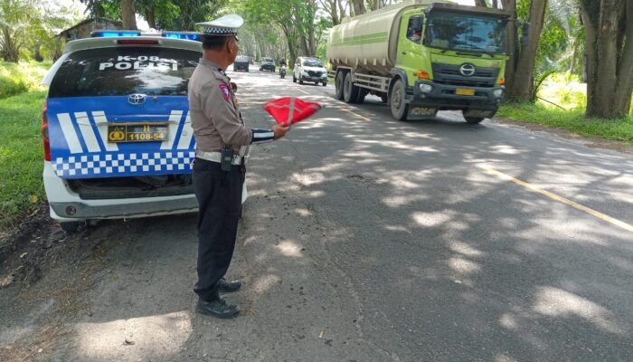 Polantas Polres Batu Bara Kibas Bendera Sore Hari di Jalinsum.