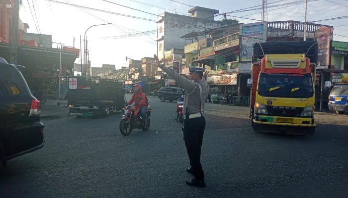 Sat Lantas Polres Batu Bara Pengaturan Lalin di Sore Hari. 