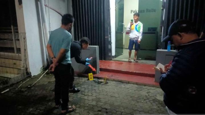 Tim Inafis Polri sedang meneliti halaman depan kantor media PAKAR Grambar Tempo