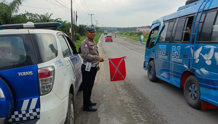 Sat lantas Polres Batu Bara Patroli Kibas Bendera di Sore Hari Implementasi Program Kapolri.