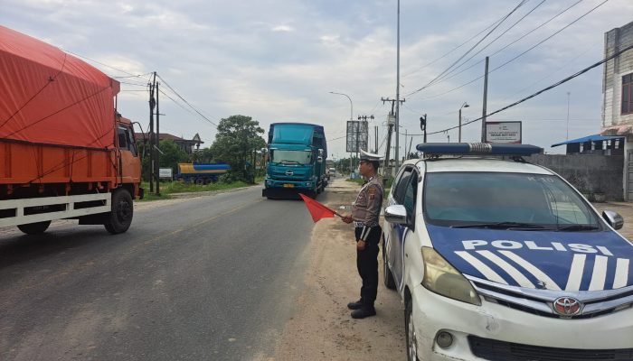 Implementasi Program Kapolri : Sat Lantas Polres Batu Bara Patroli Kibas Bendera di Sore Hari.