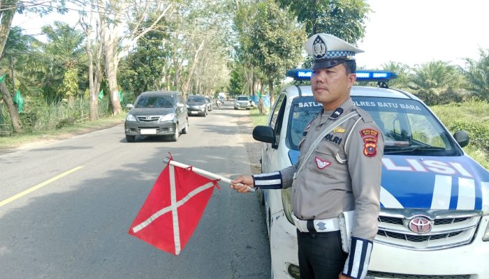 Satlantas Polres Batu Bara Patroli Kibas Bendera di Sore Hari.