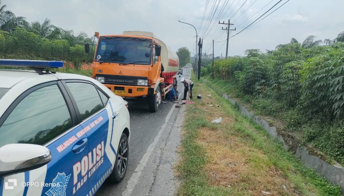 Satlantas Polres Batu Bara Evakuasi Truk Rusak di Jalinsum Km. 119.