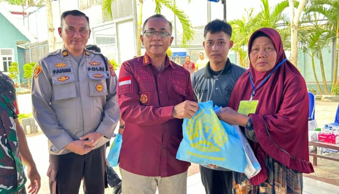 Lapas Labuhan Ruku Bagikan 100 Paket Sembako Pada Keluarga WB Yang Kurang Mampu.