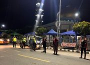 Personil Polres Batu Bara Pam Depan Mesjid Lima Puluh Kota di Bulan Ramadan.