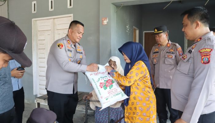 “Polres Batu Bara Bagikan Sembako Dalam Kegiatan Jumat Berkah”.