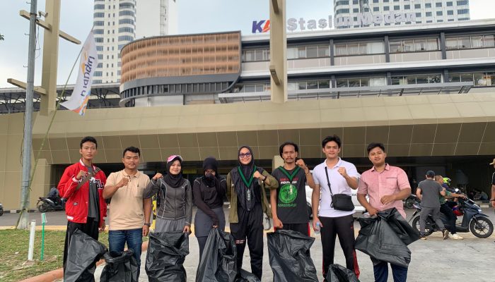 HMI Cabang Medan Gelar Aksi Bersih-Bersih dan Kampanye Lingkungan di Lapangan Merdeka
