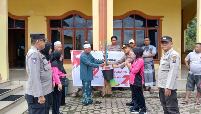 Sambut HUT Bhayangkara ke-79, Polsek Siabu Bersih-Bersih Masjid Nurul Falah
