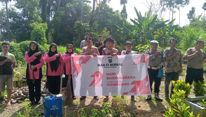 Sinergi Polsek Siabu dan Masyarakat Bersihkan Tanah Wakaf di Kelurahan Siabu