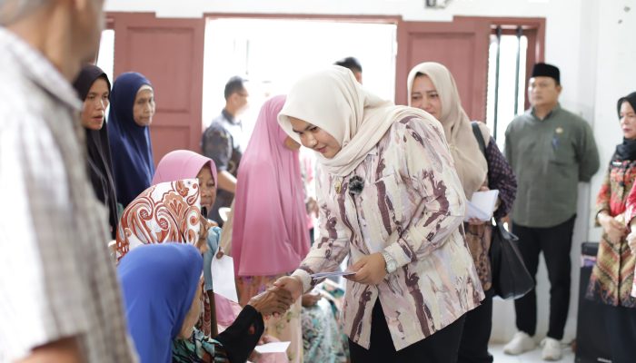 Wabup Madina Penuhi Janji Kampanye, Santuni Kaum Jompo di Kayulaut