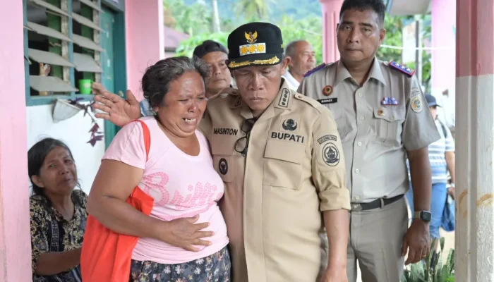 Kepala Kantah Tapteng Dampingi Bupati Tapteng Kunjungi Korban Banjir di Sipange