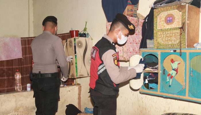 Pastikan Kamar Warga Binaan Lapas Kelas IIB TBA “Ziro Halinar”,Ka.Lapas Gelar Razia Gabungan