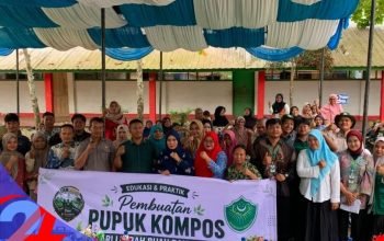 KKN Kelompok 2 Univa Medan Latih Warga Desa Manggis Olah Sisa Buah dan Sayur Jadi Pupuk Kompos