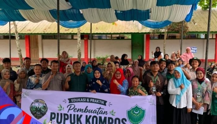 KKN Kelompok 2 Univa Medan Latih Warga Desa Manggis Olah Sisa Buah dan Sayur Jadi Pupuk Kompos