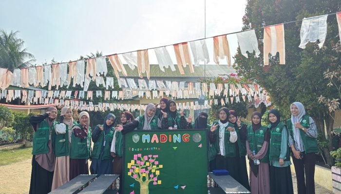 Dari Sampah Menjadi Manfaat: Mahasiswa KKN Kelompok 13 UNIVA Medan Sulap Plastik Bekas Menjadi Rak Sepatu dan Mading