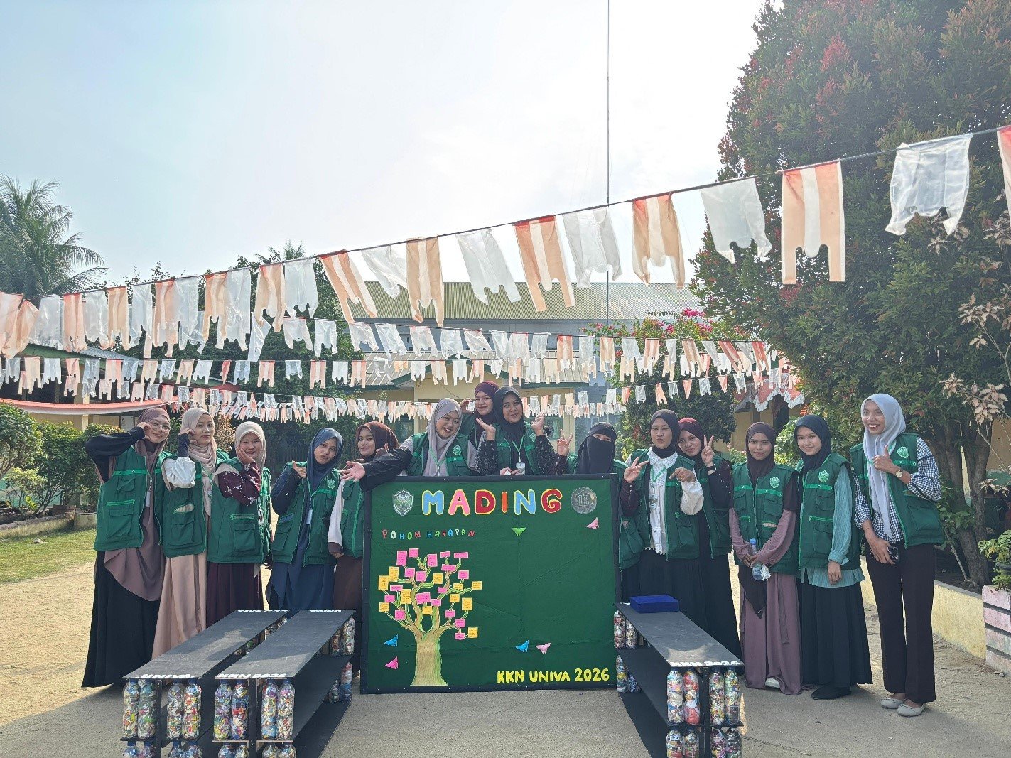 Dari Sampah Menjadi Manfaat: Mahasiswa KKN Kelompok 13 UNIVA Medan Sulap Plastik Bekas Menjadi Rak Sepatu dan Mading