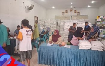 Pemdes Bangun Sari Salurkan Bantuan Pangan Pemerintah Pusat Kepada Warga Miskin