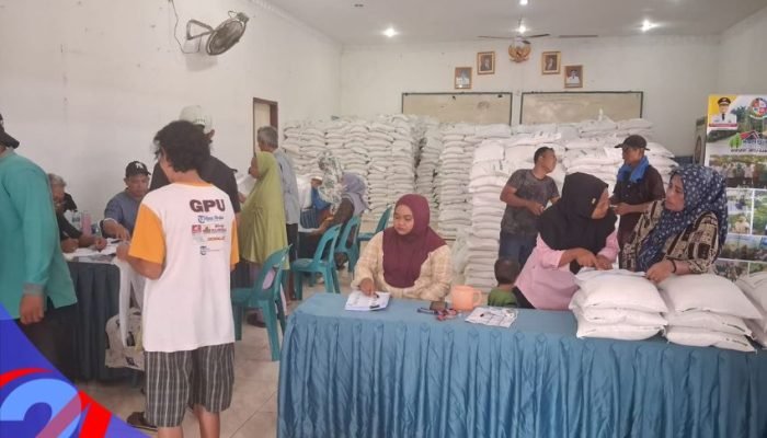Pemdes Bangun Sari Salurkan Bantuan Pangan Pemerintah Pusat Kepada Warga Miskin