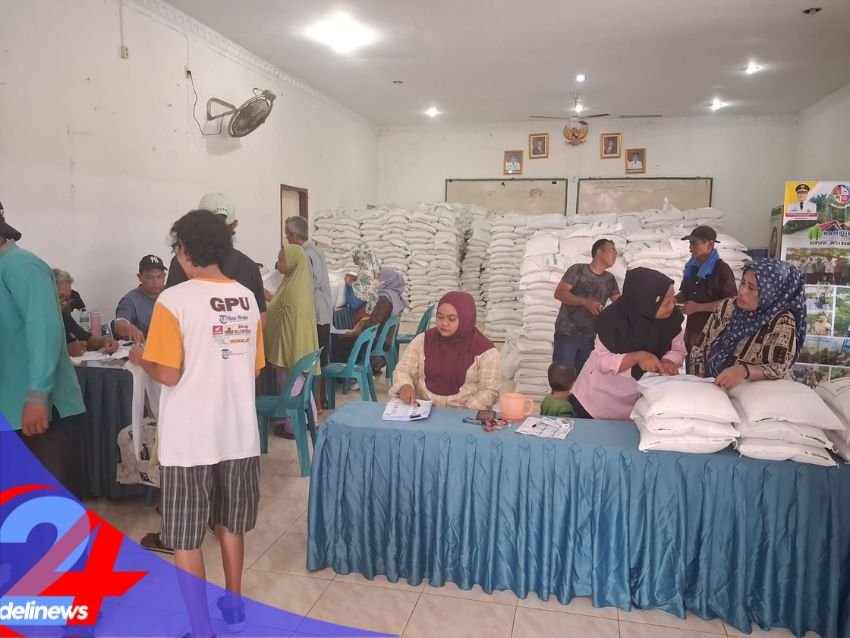 Pemdes Bangun Sari Salurkan Bantuan Pangan Pemerintah Pusat Kepada Warga Miskin