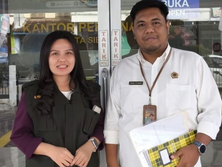 Petugas Kantah Sibolga Antar Langsung Sertifikat Kerumah Warga